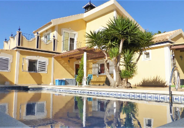 7 Bedroom 2 Bathroom Chalet Property For Sale