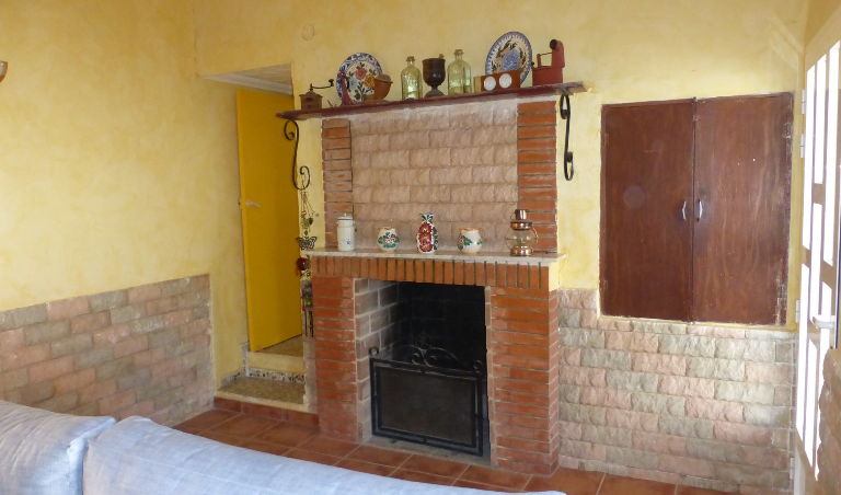 3 Bedroom Country-House For Sale