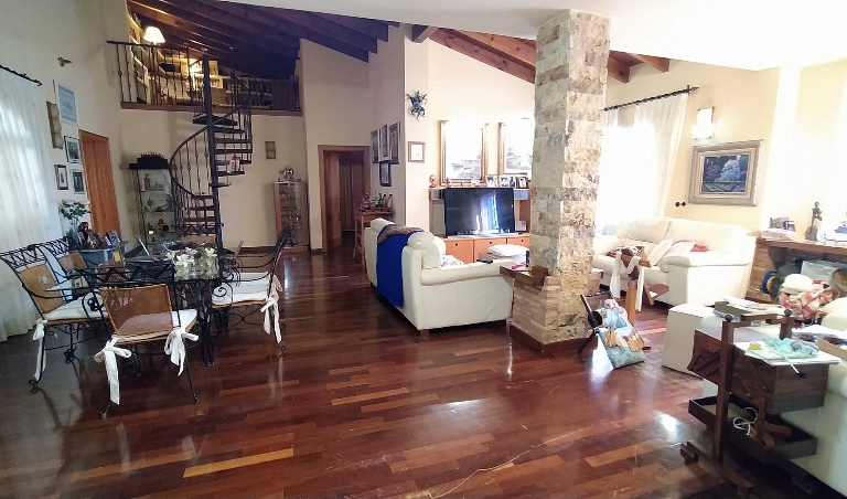 5 Bedroom Chalet For Sale