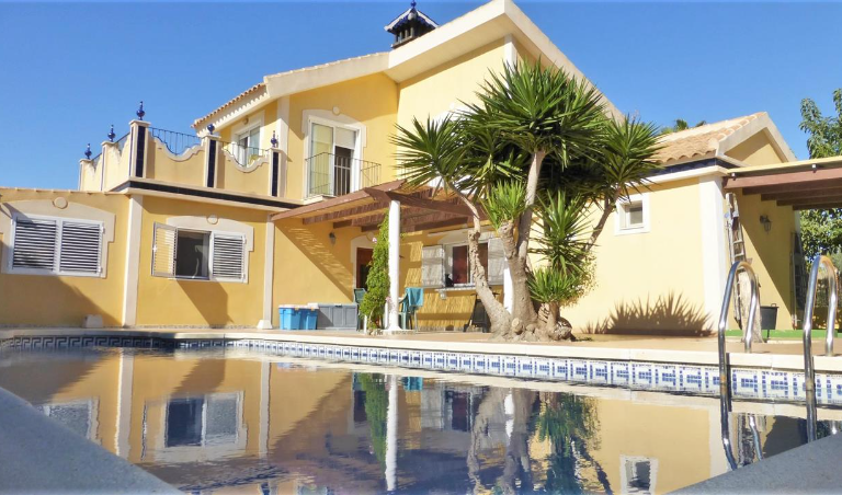 Main Photo of a 7 bedroom  Villa for sale