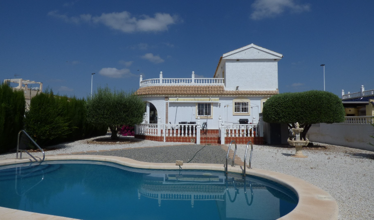 Main Photo of a 4 bedroom  Villa for sale