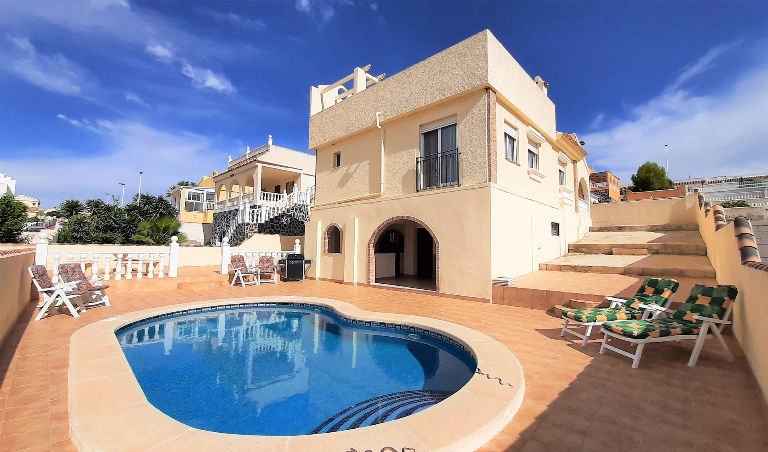 Main Photo of a 3 bedroom  Villa for sale