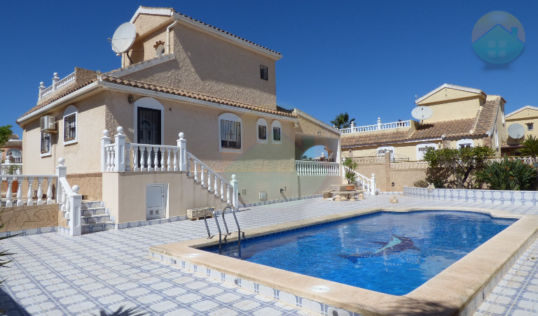 Main Photo of a 3 bedroom  Villa for sale