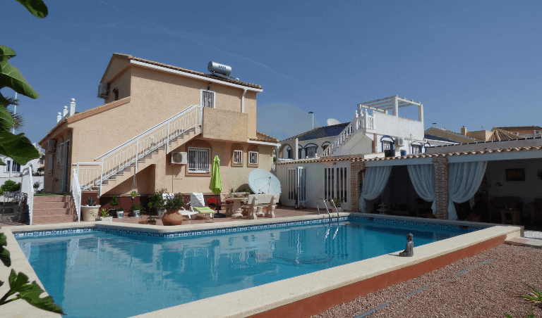 Detached villa with pool For Sale