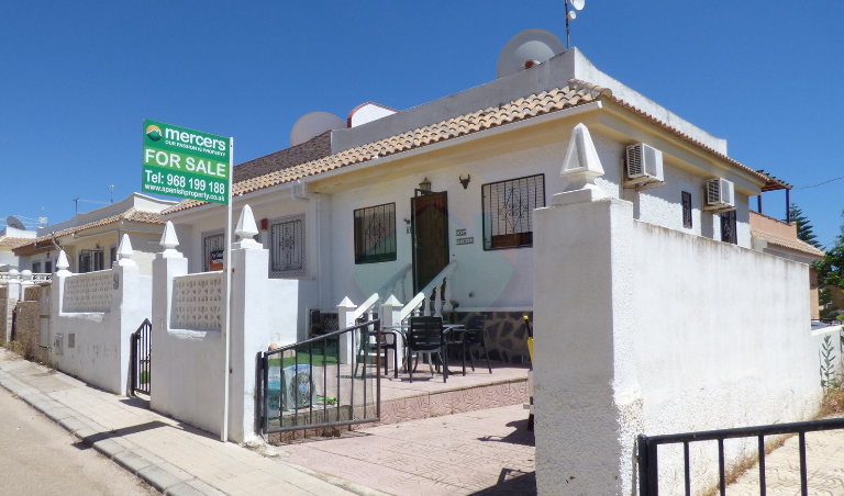 3 bedroom Semi Detached villa For sale.