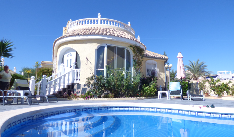 Freistehende Villa mit Pool zum Verkauf