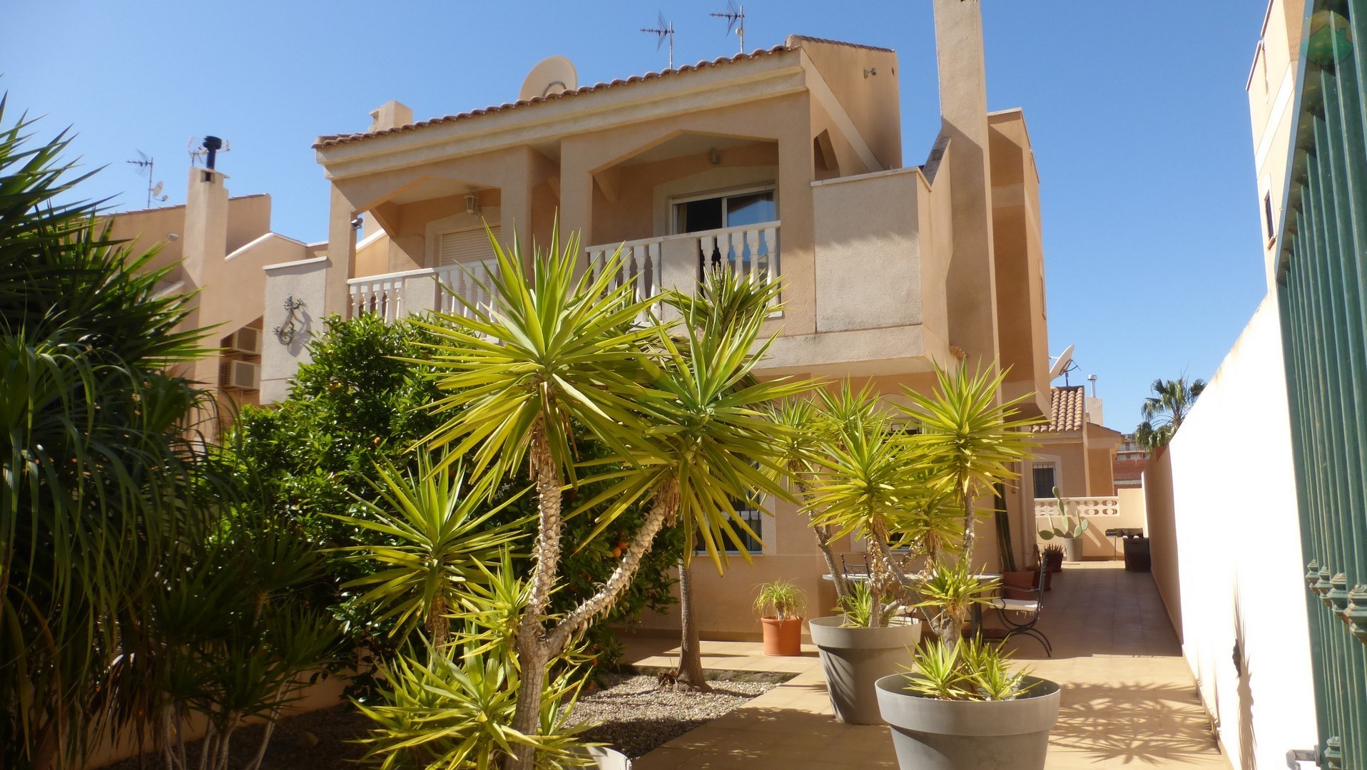 3 bedroom 2 bathroom Semi Detached villa For sale