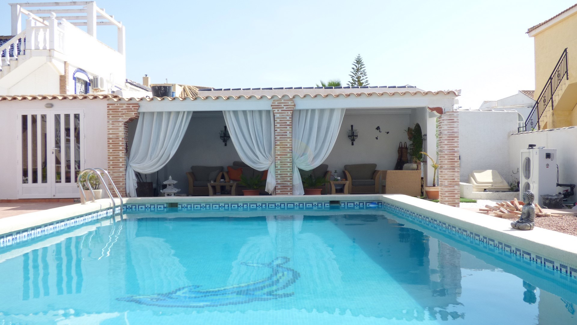 Detached villa with pool For Sale