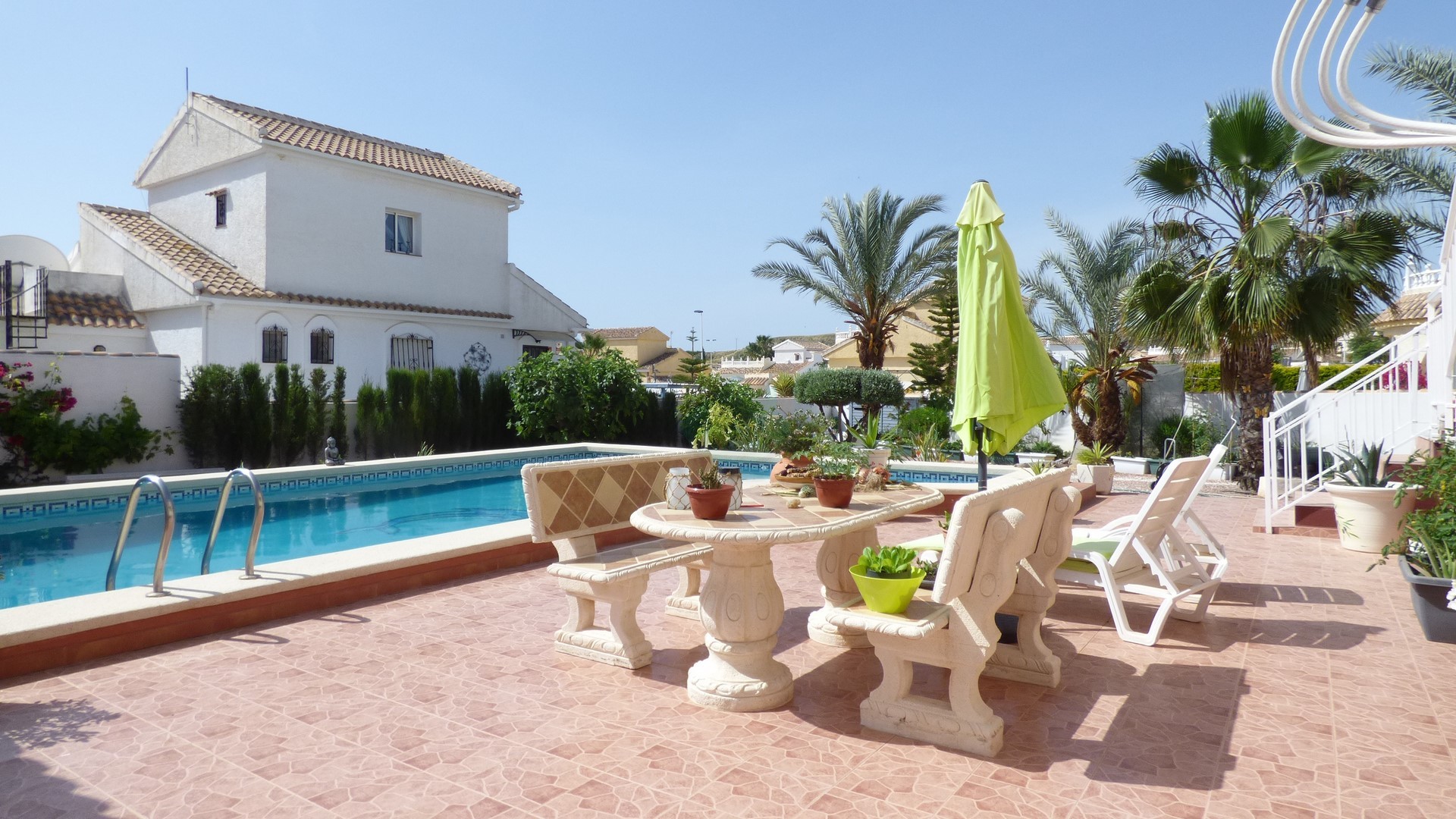 Detached villa with pool For Sale