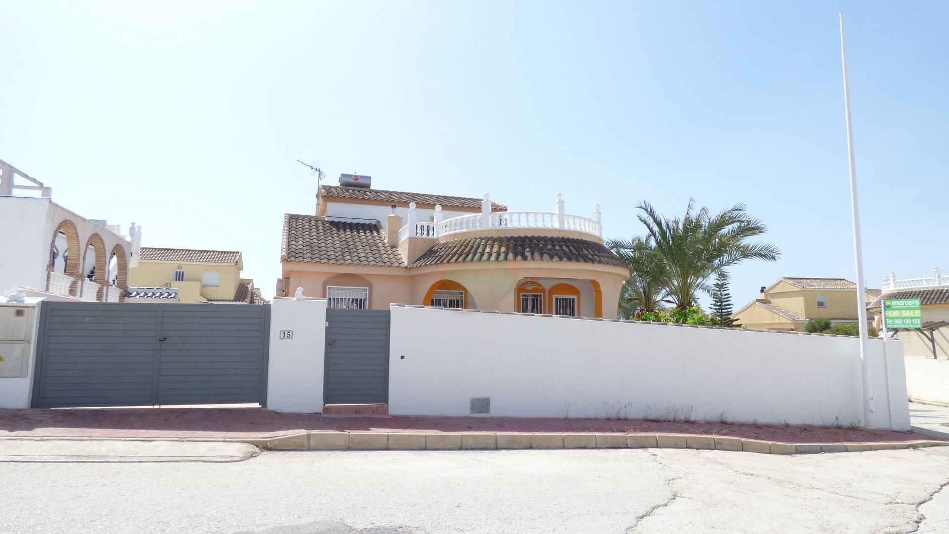 Detached villa with pool For Sale