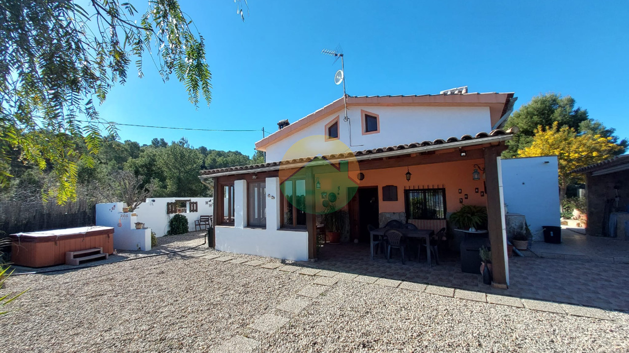 3 Bedroom Country house For Sale