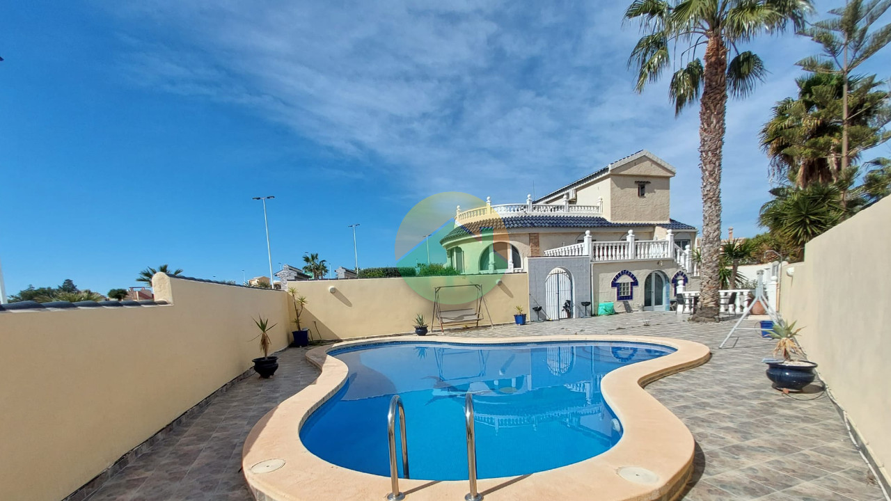 Freistehende Villa mit Pool zum Verkauf