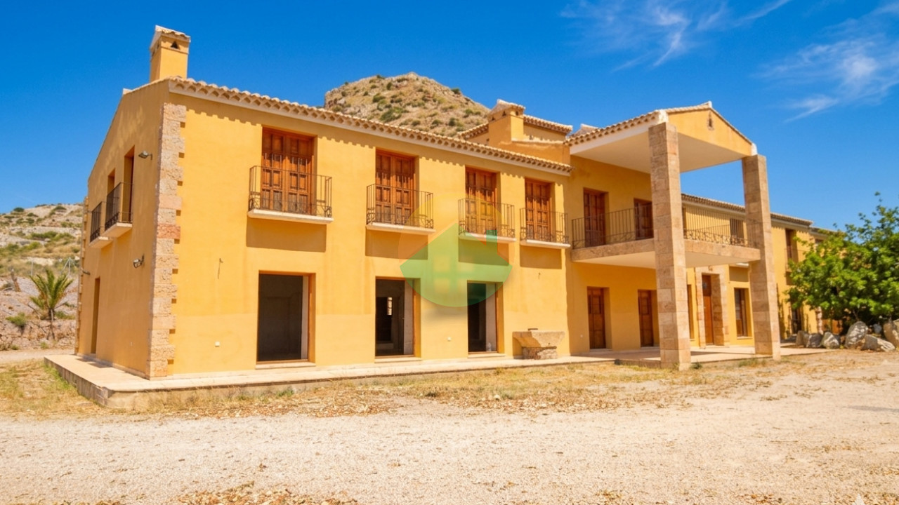 3 Bedroom Country House For Sale