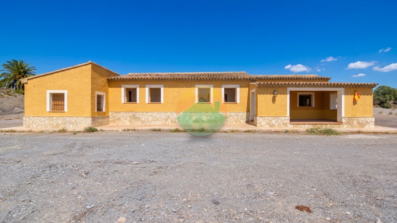 3 Bedroom Country House For Sale