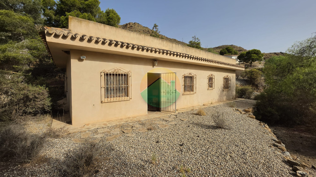 4 Bedroom Country house For Sale