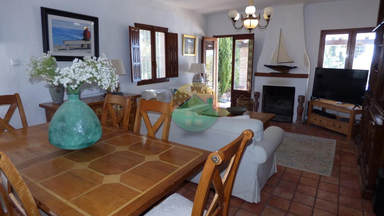 3 Bedroom Country House For Sale