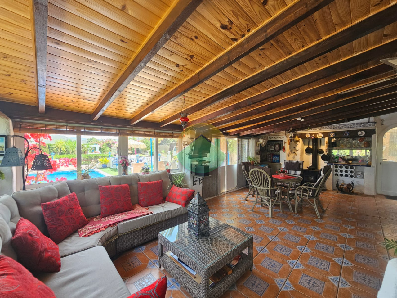3 Bedroom Country House For Sale