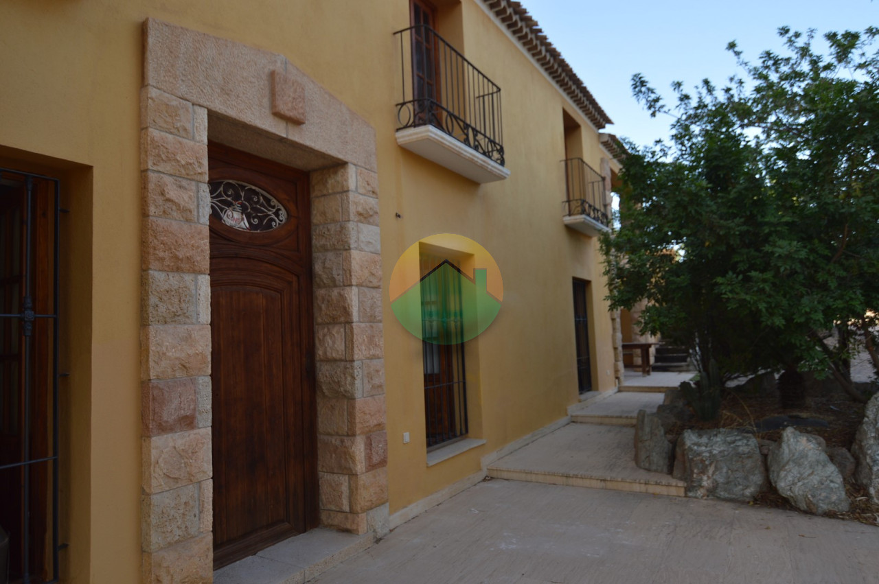 3 Bedroom Country House For Sale