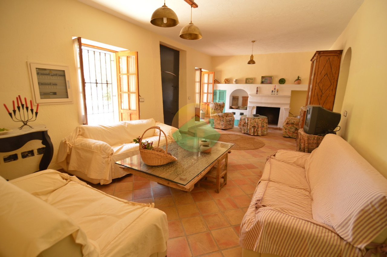 3 Bedroom Country House For Sale