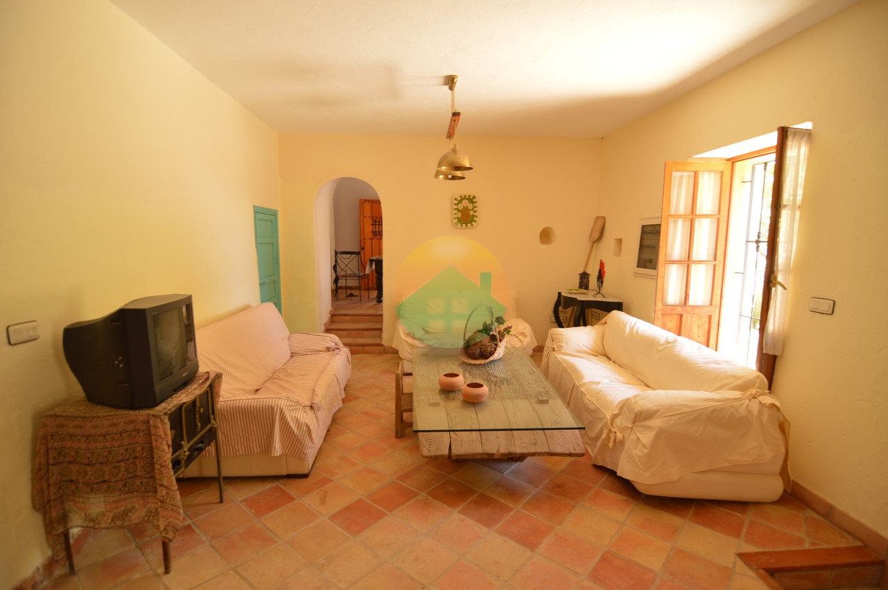 3 Bedroom Country House For Sale