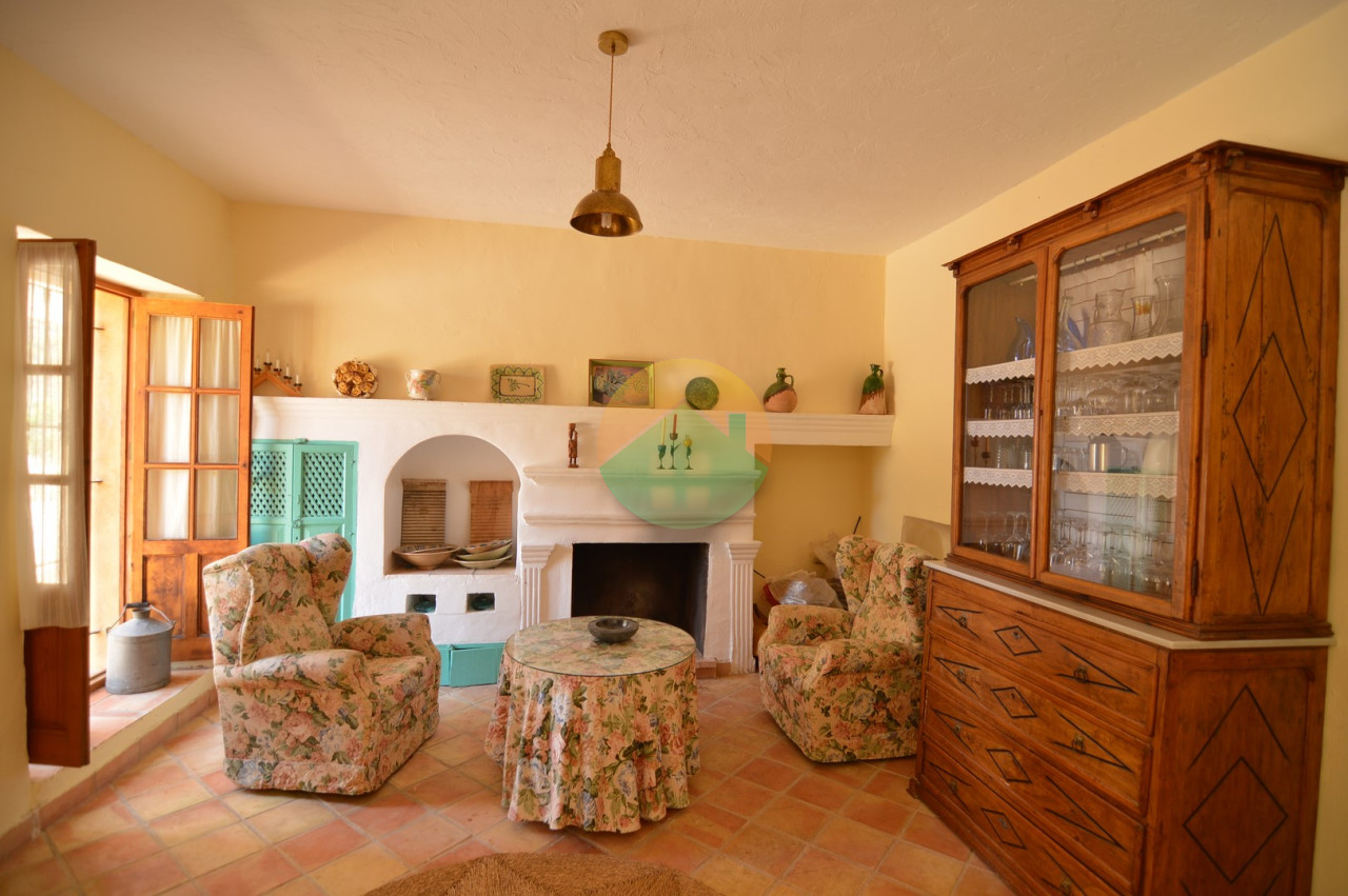 3 Bedroom Country House For Sale