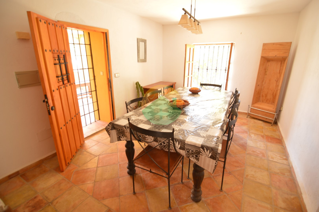 3 Bedroom Country House For Sale