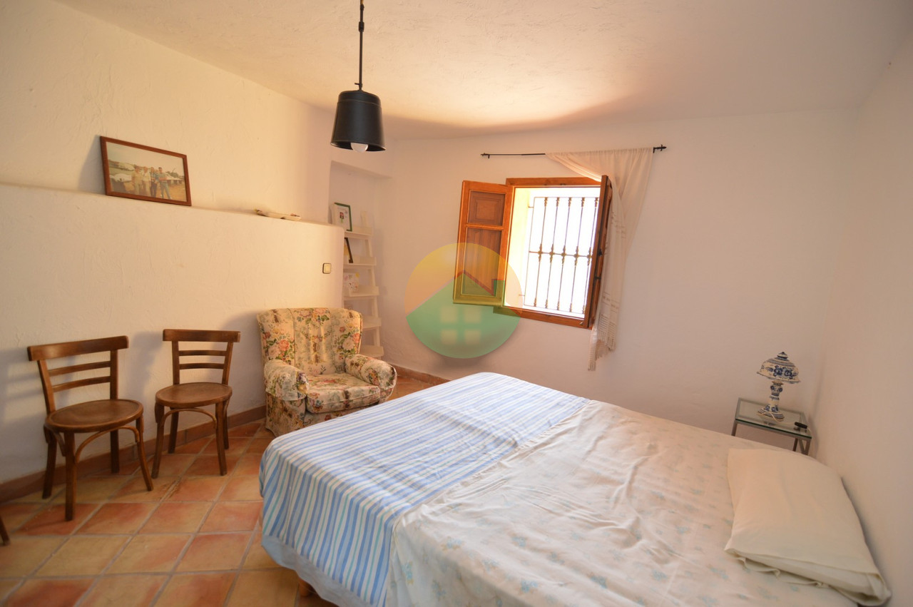 3 Bedroom Country House For Sale