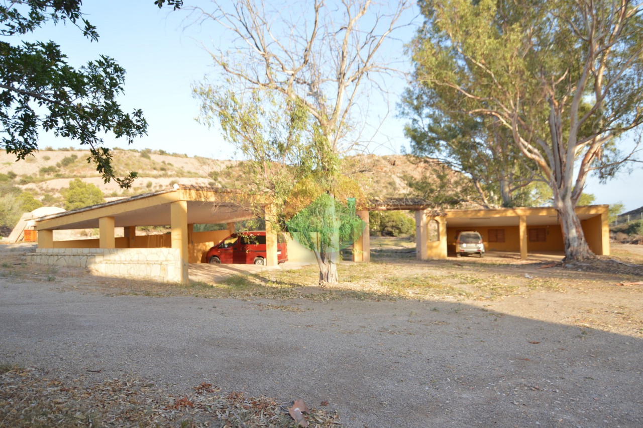 3 Bedroom Country House For Sale