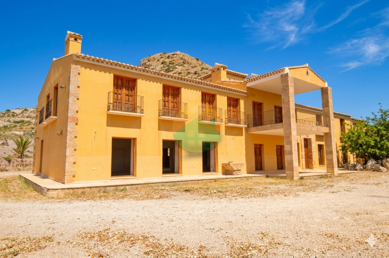 3 Bedroom Country House For Sale