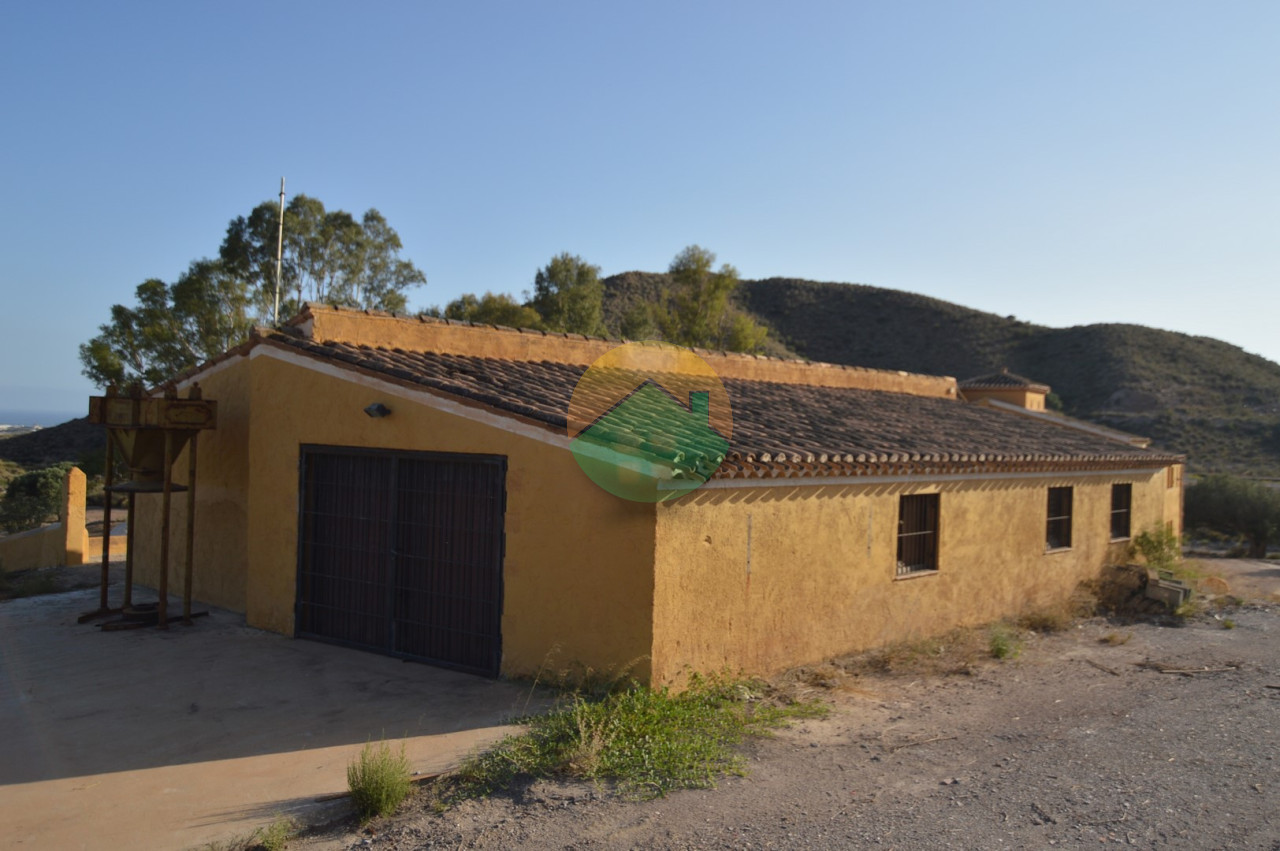 3 Bedroom Country House For Sale