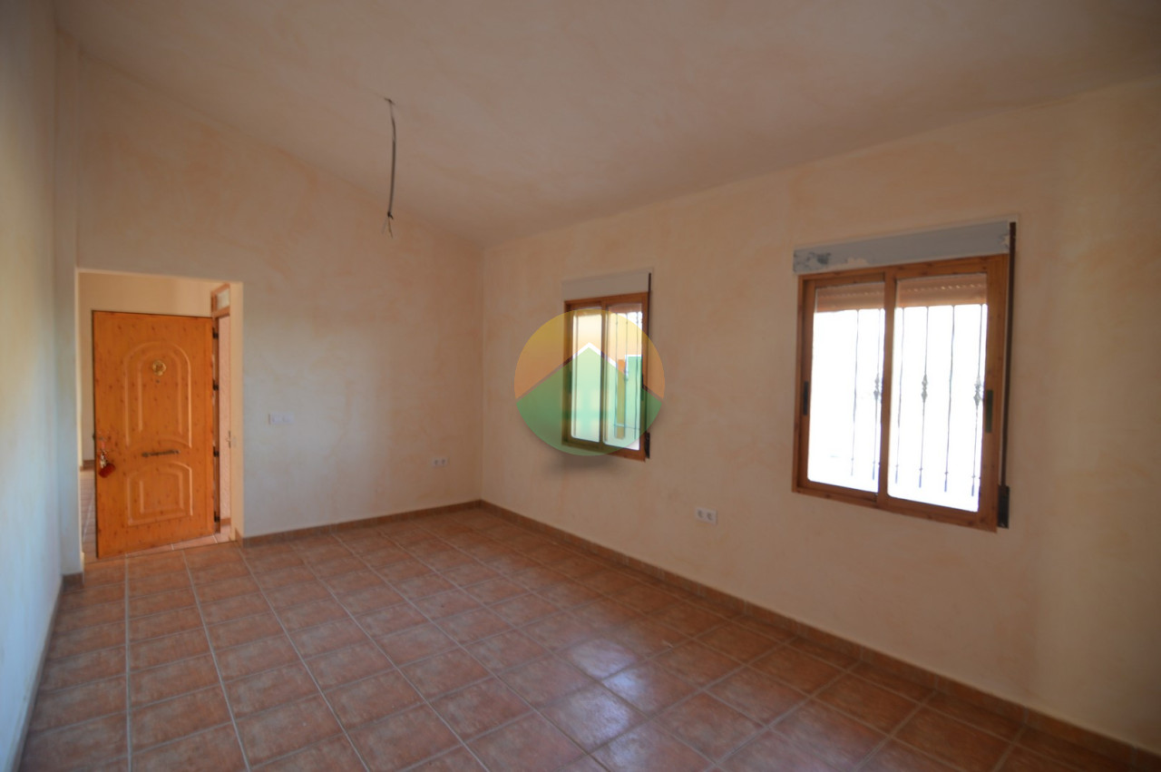 3 Bedroom Country House For Sale