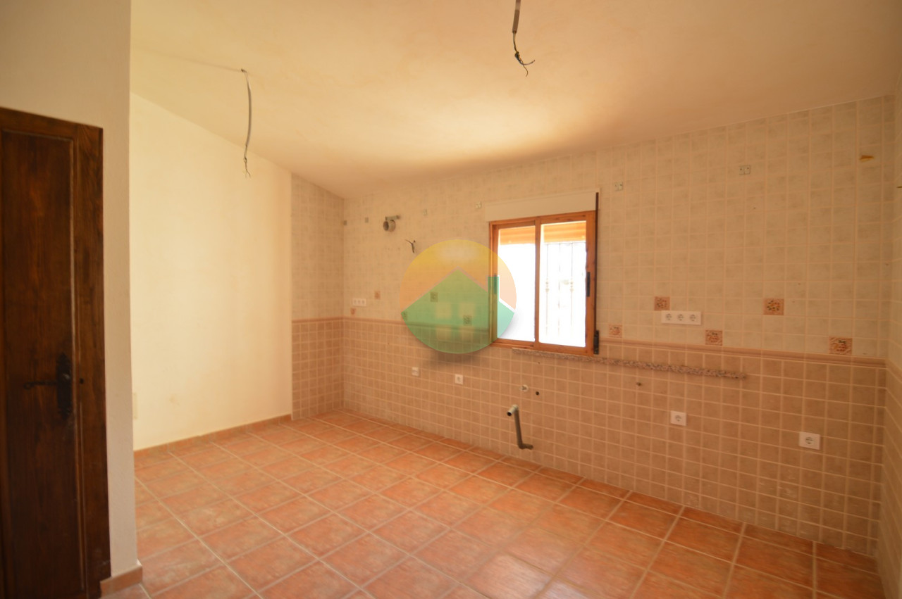 3 Bedroom Country House For Sale
