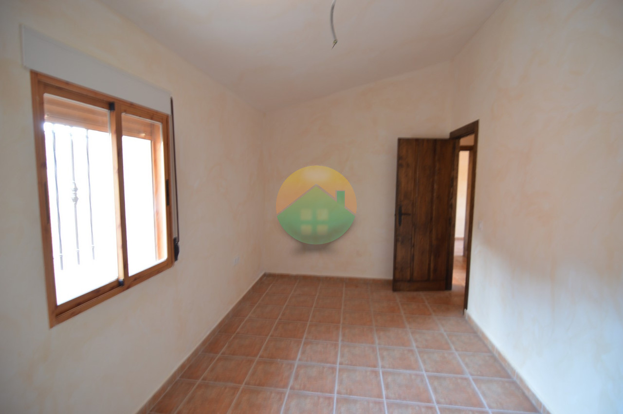 3 Bedroom Country House For Sale