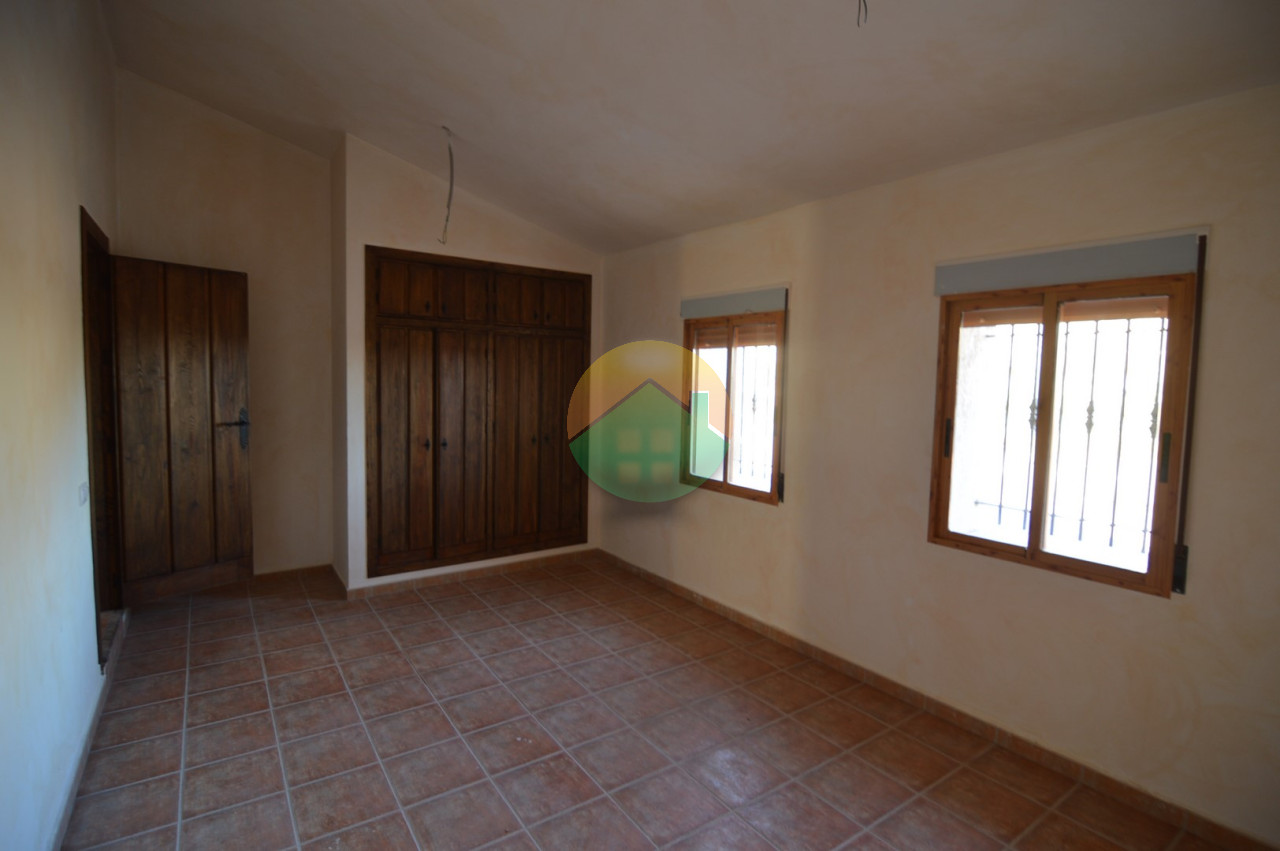 3 Bedroom Country House For Sale