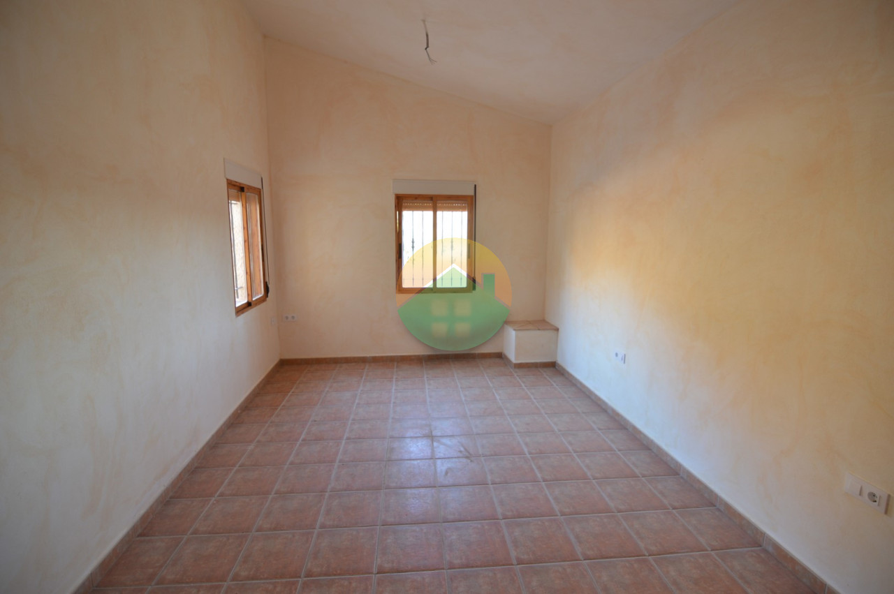 3 Bedroom Country House For Sale