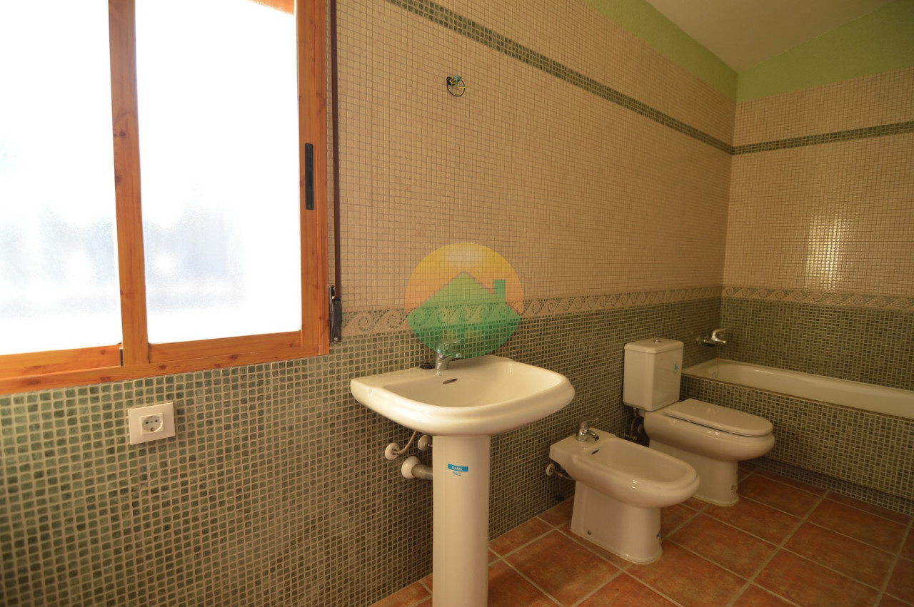 3 Bedroom Country House For Sale
