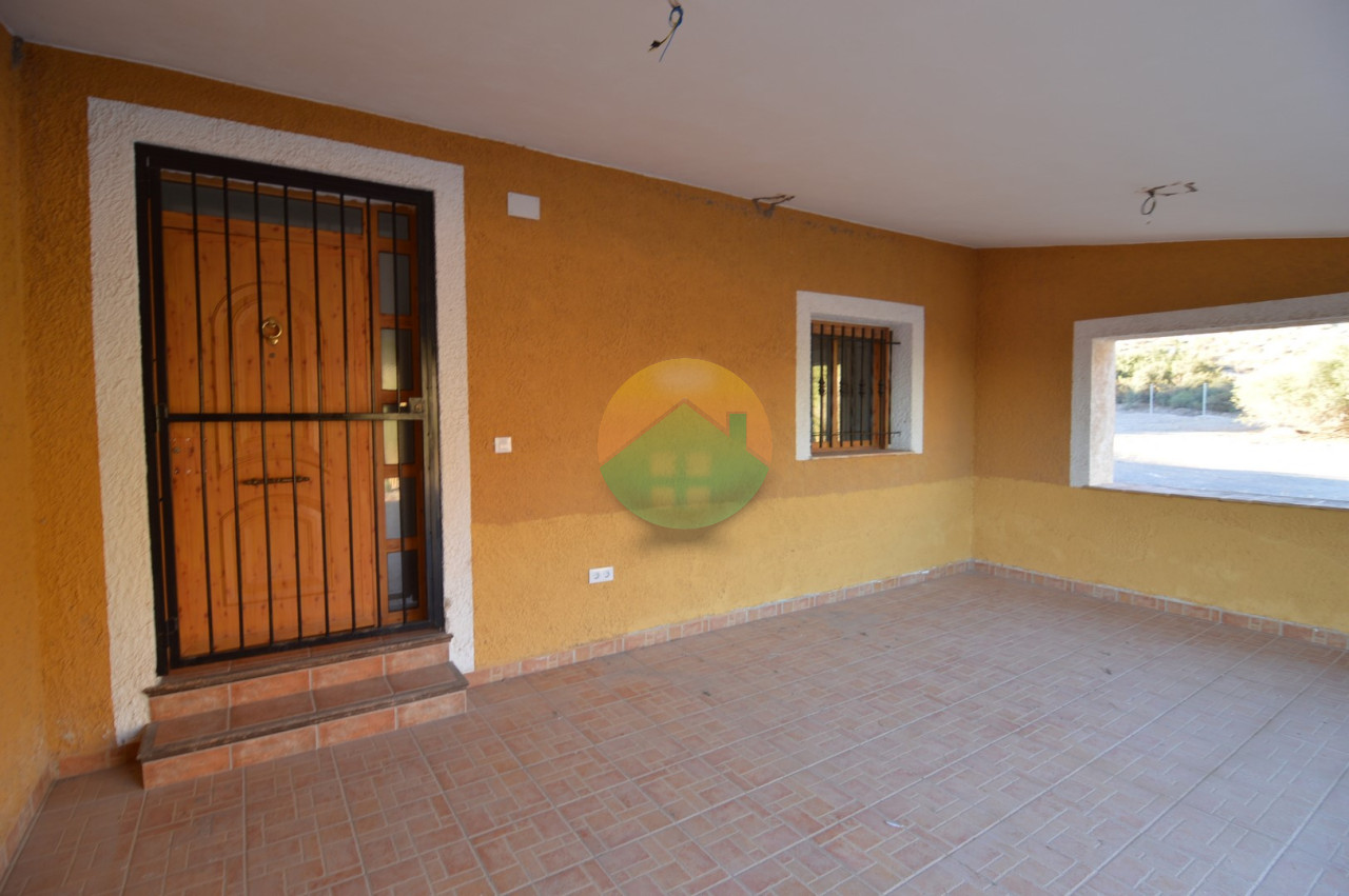 3 Bedroom Country House For Sale