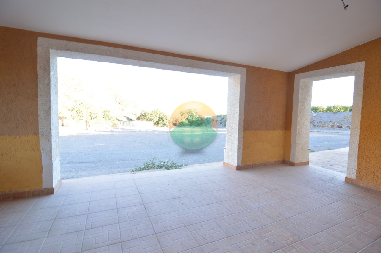 3 Bedroom Country House For Sale