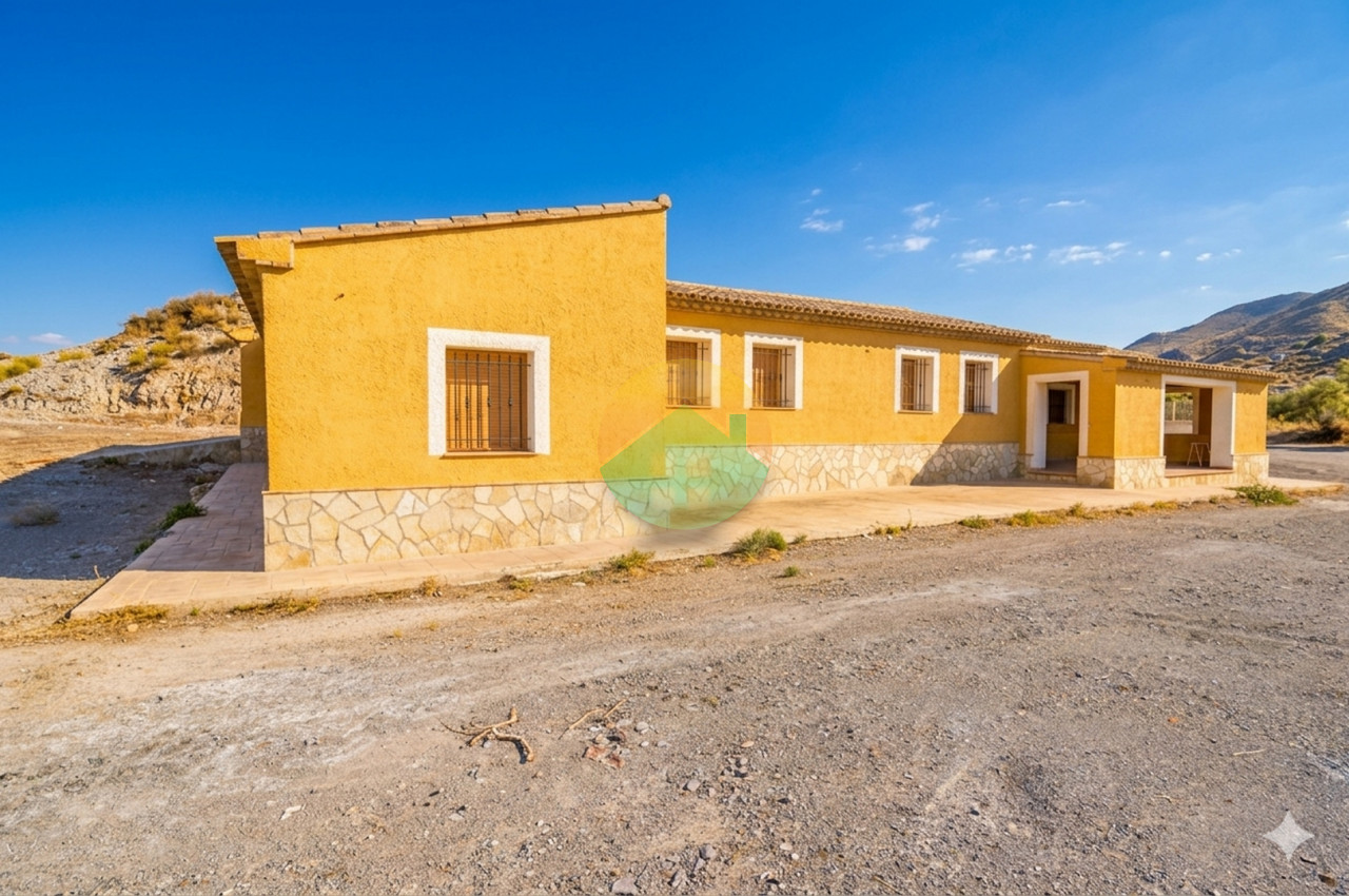 3 Bedroom Country House For Sale