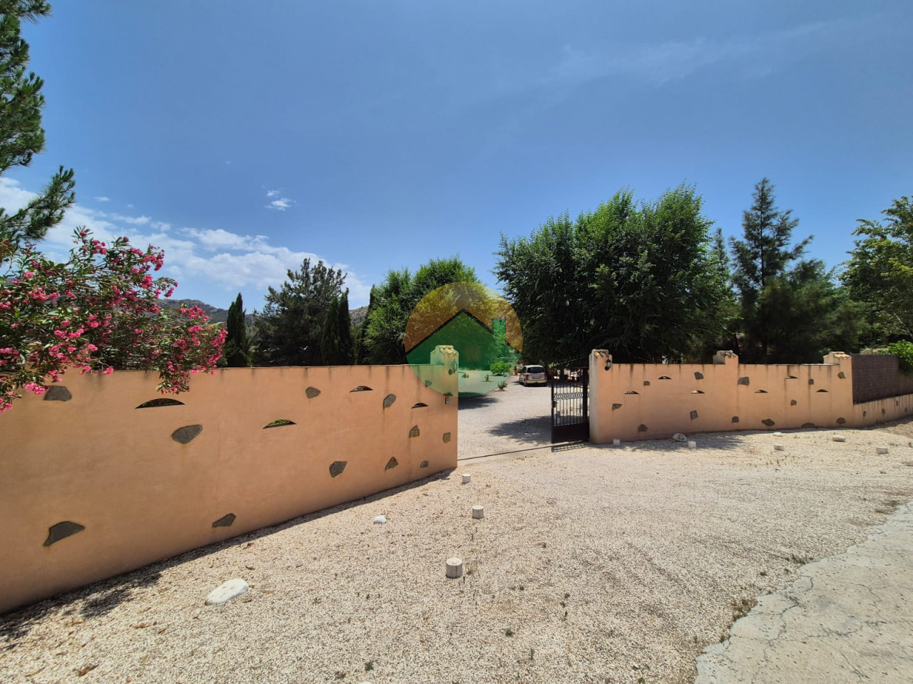3 Bedroom Country House For Sale