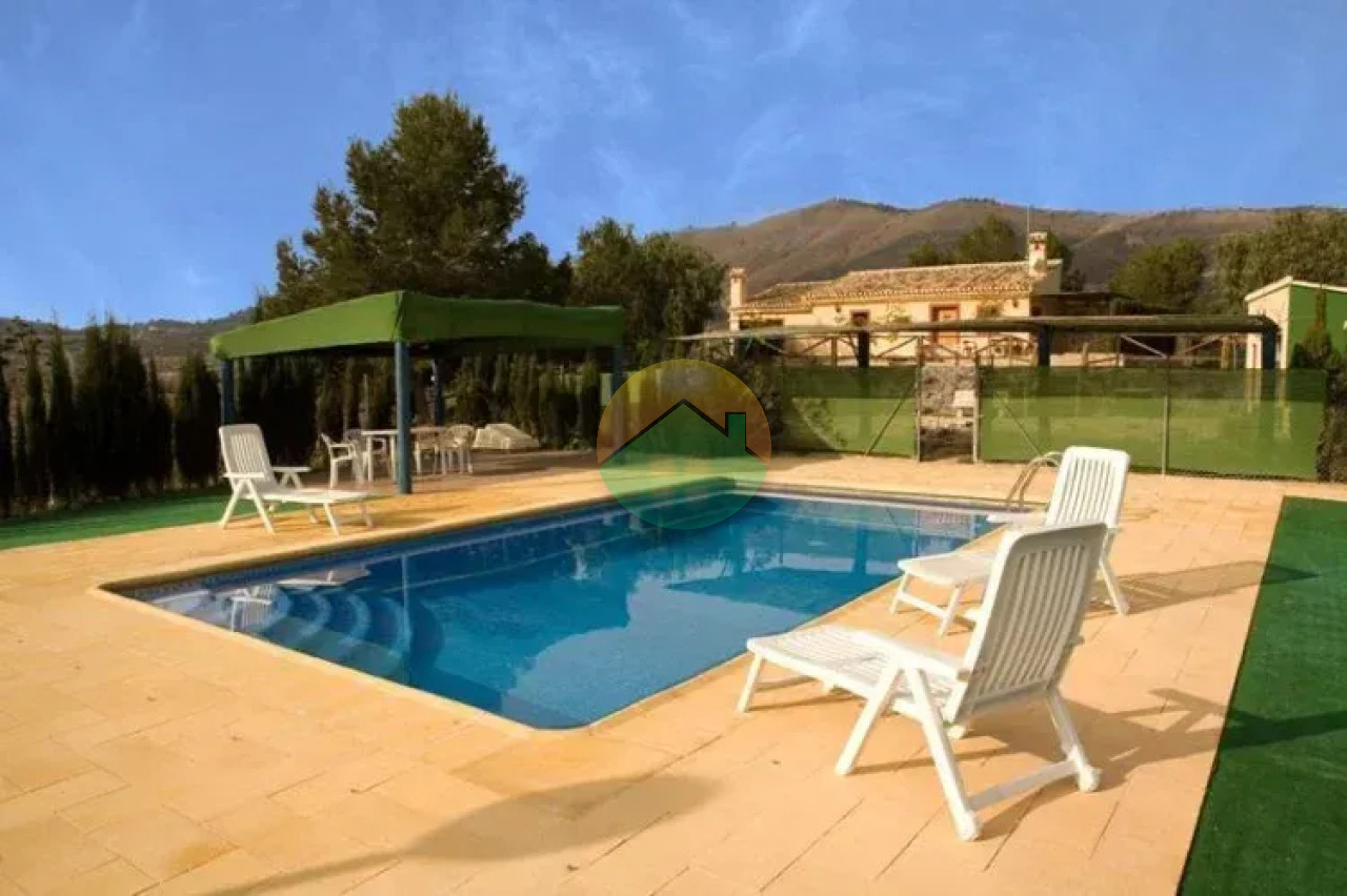 4 Bedroom Country house For Sale