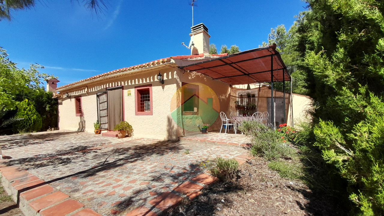 4 Bedroom Country house For Sale