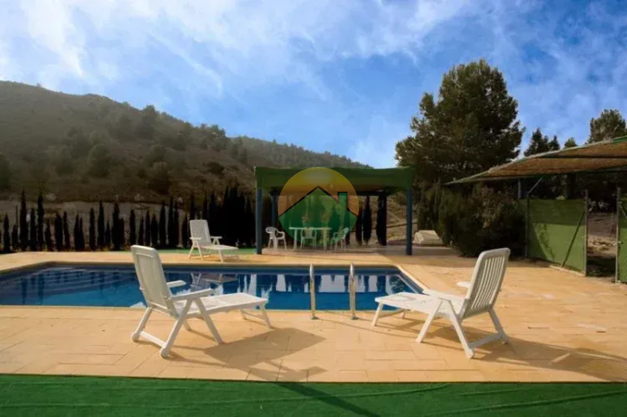 4 Bedroom Country house For Sale
