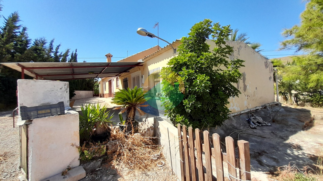 3 Bedroom Country House For Sale