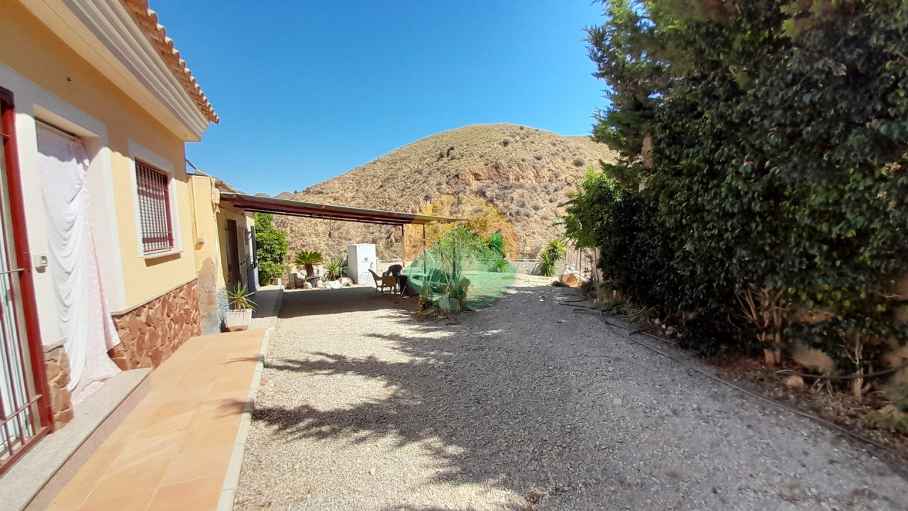 3 Bedroom Country House For Sale