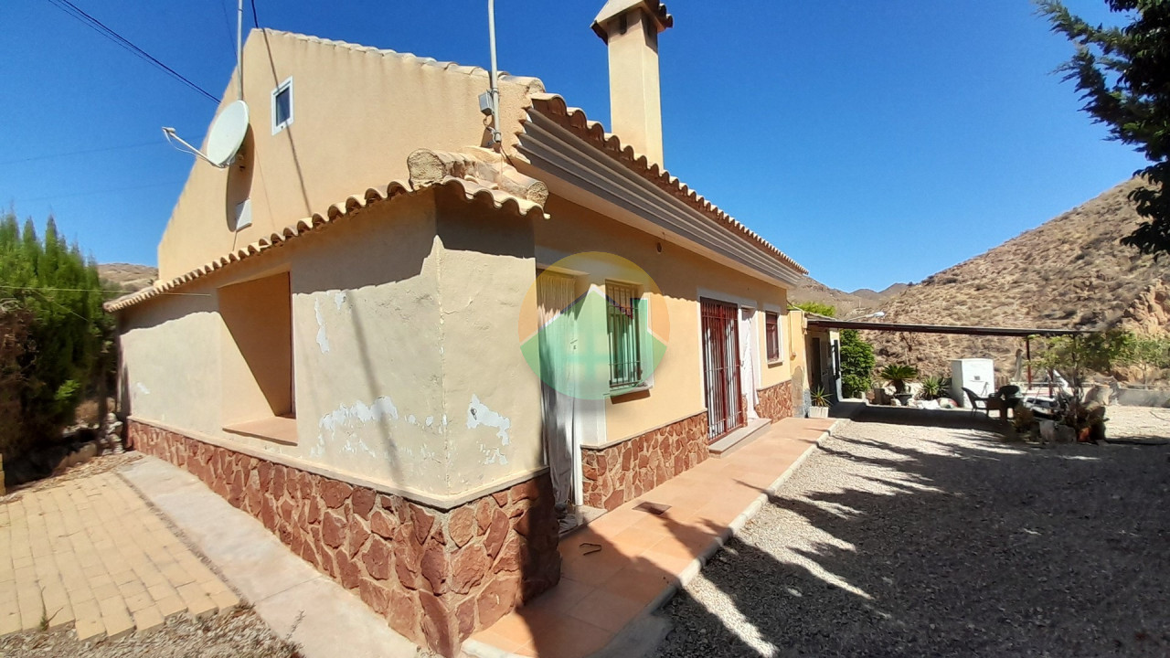 3 Bedroom Country House For Sale