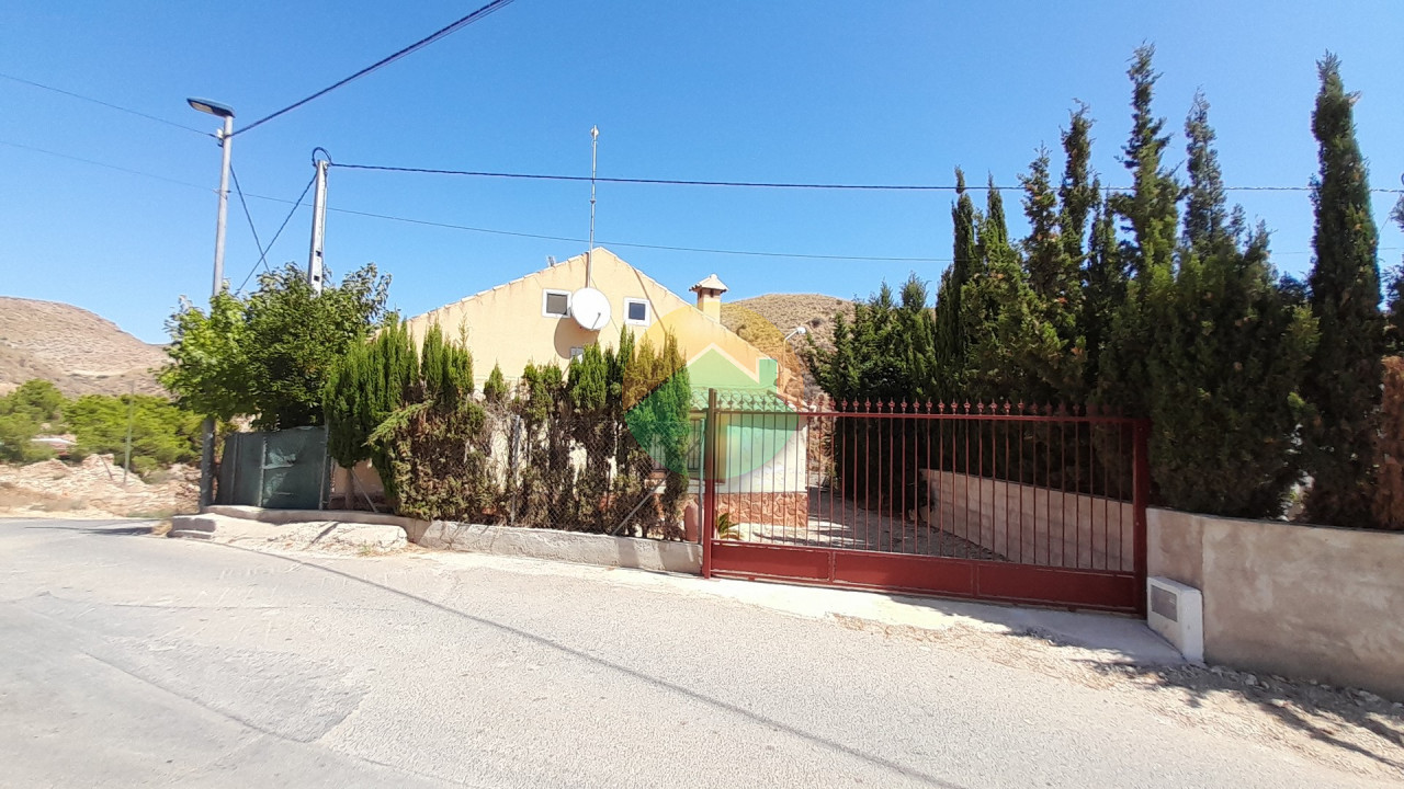 3 Bedroom Country House For Sale