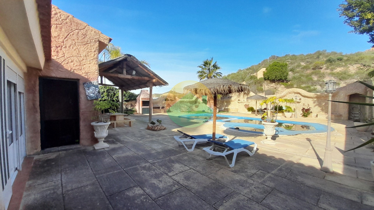 4 Bedroom Country house For Sale