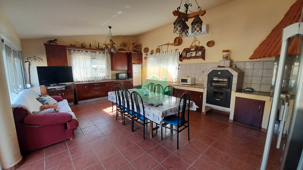 4 Bedroom Country house For Sale