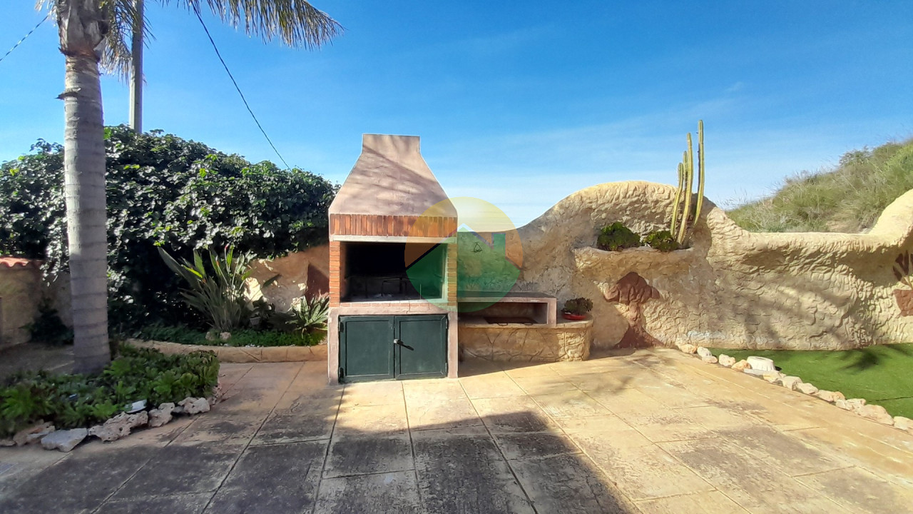 4 Bedroom Country house For Sale